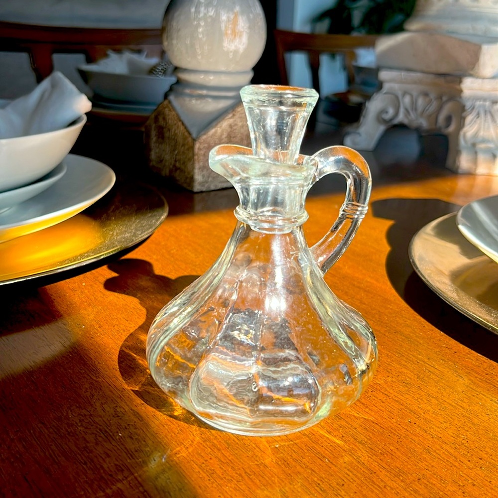 Glass pitcher with stopper